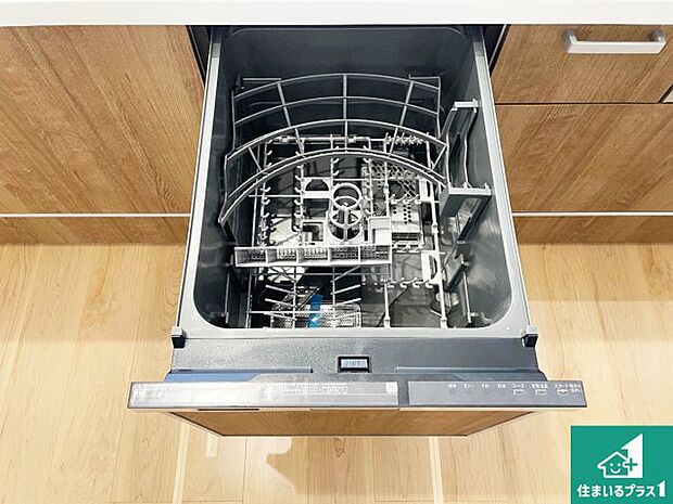【食器洗浄乾燥機】食事後の一仕事、食器洗いをボタン一つでお任せできちゃいます!場所を取らないビルトイン式なので、お料理スペースもしっかり確保!