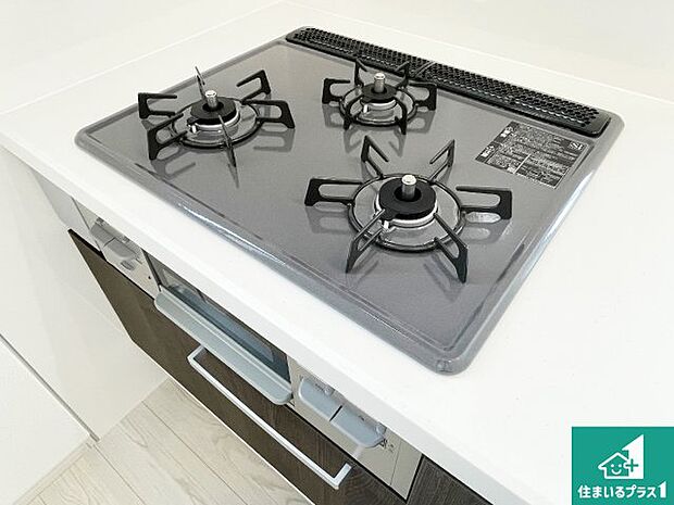 【コンロ】ダブル高火力Ｓｉセンサー付きコンロ！３口あるので、まとめて料理をする時も大活躍！