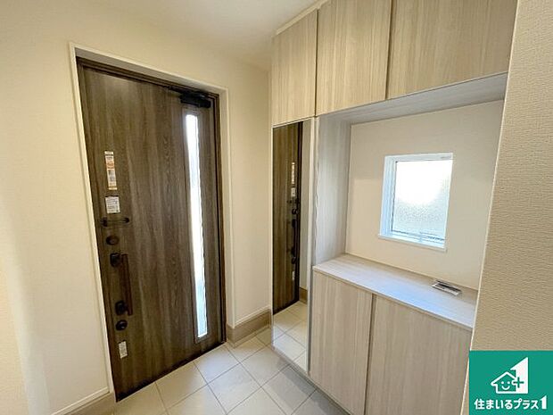 【玄関】シューズボックスにはたくさんの靴が収納できるので玄関周りはいつもスッキリ!ご家族が増えても安心!