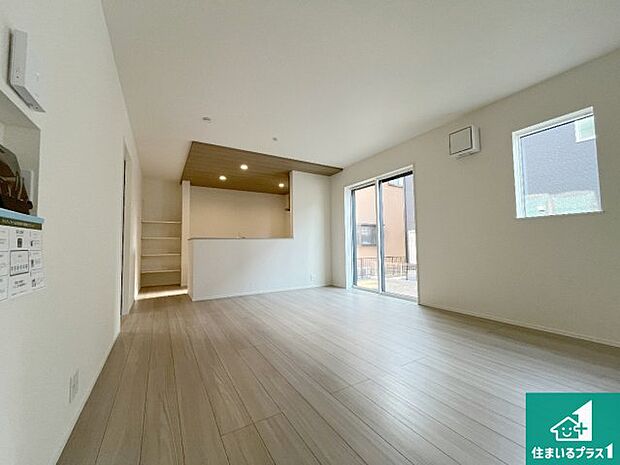 【居間・リビング】日当たり良好の明るいリビングで朝の目覚めもスッキリできそう!対面キッチンでご家族のコミュニケーションも自然と増える設計!小さなお子様が遊ぶスペースを作っても広々とくつろげるLDK!