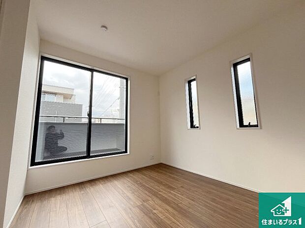 【洋室】シンプルな洋室は、自分好みのインテリアが楽しめます♪ご家族とインテリアや家具を選びに行くのは新築購入時の醍醐味の一つです。ぜひお楽しみください♪