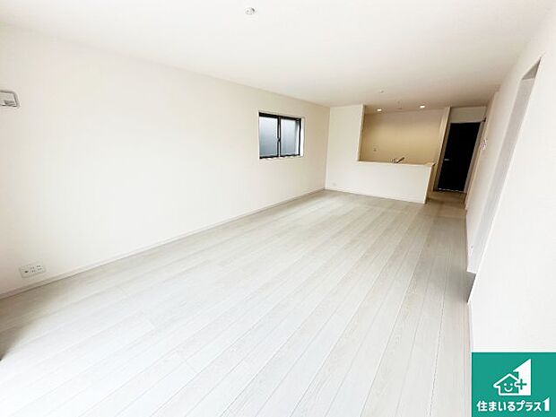 【居間・リビング】日当たり良好の明るいリビングで朝の目覚めもスッキリできそう！対面キッチンでご家族のコミュニケーションも自然と増える設計！小さなお子様が遊ぶスペースを作っても広々とくつろげるLDK！