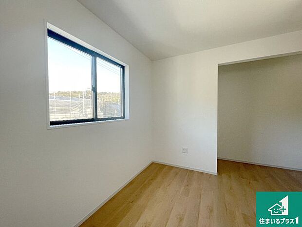 【洋室】シンプルな洋室は、自分好みのインテリアが楽しめます♪ご家族とインテリアや家具を選びに行くのは新築購入時の醍醐味の一つです。ぜひお楽しみください♪