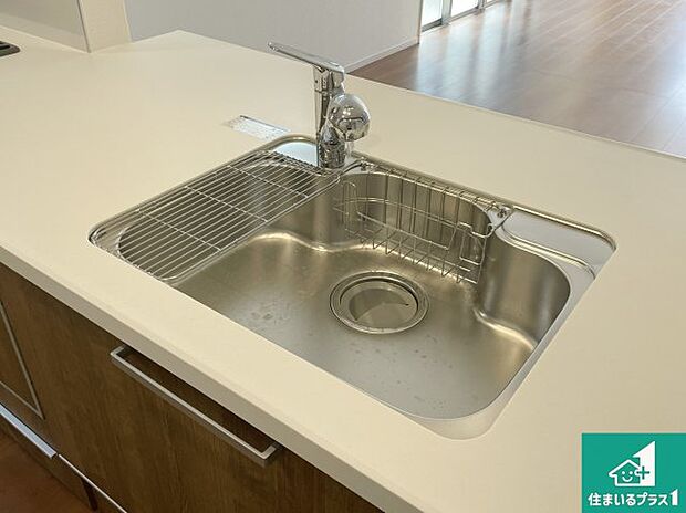 【キッチンシンク】蛇口の先端に浄水器を内蔵しています!原水と浄水、お湯と冷水、シャワーの切替えがワンタッチなので用途によって使い分けられます。