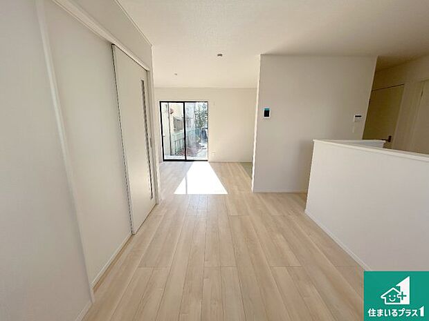 【居間・リビング】日当たり良好の明るいリビングで朝の目覚めもスッキリできそう!対面キッチンでご家族のコミュニケーションも自然と増える設計!小さなお子様が遊ぶスペースを作っても広々とくつろげるLDK!