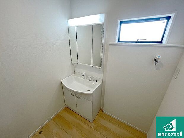 【独立洗面台】清潔感のある洗面台です。フラットな鏡は掃除がしやすく毎日清潔!鏡裏には収納があるのでスッキリとした洗面台が保てます。