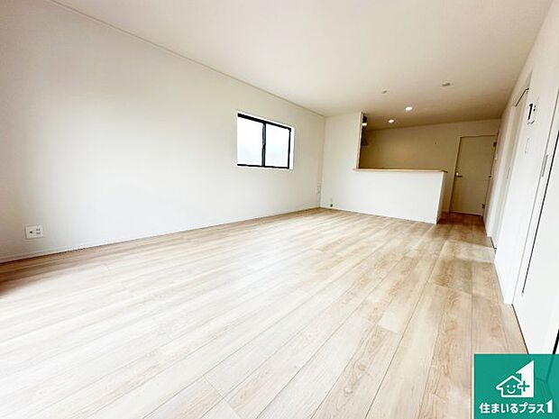 【居間・リビング】シンプルなリビングは、観葉植物等のインテリアを楽しめますね!パパ好みにも、ママ好みにも家具次第で雰囲気を変えることができます!