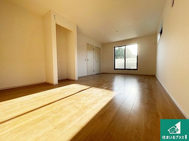 【居間・リビング】日当たり良好の明るいリビングで朝の目覚めもスッキリできそう!対面キッチンでご家族のコミュニケーションも自然と増える設計!小さなお子様が遊ぶスペースを作っても広々とくつろげるLDK!