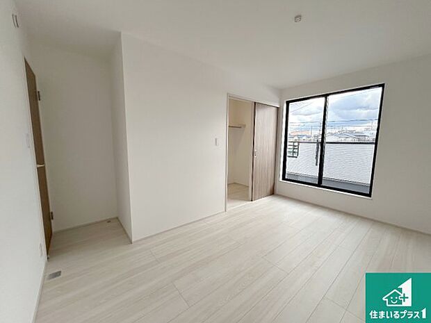 【洋室】シンプルな洋室は、自分好みのインテリアが楽しめます♪ご家族とインテリアや家具を選びに行くのは新築購入時の醍醐味の一つです。ぜひお楽しみください♪