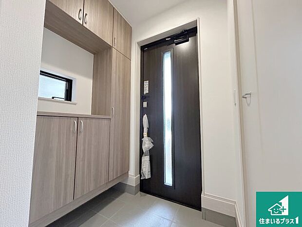 【玄関】シューズボックスにはたくさんの靴が収納できるので玄関周りはいつもスッキリ！ご家族が増えても安心！