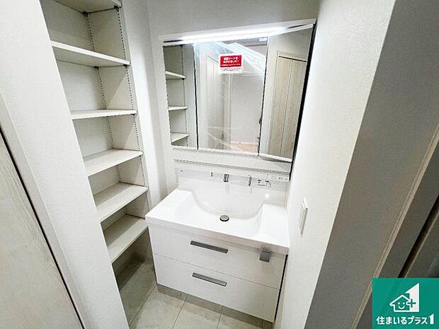 【独立洗面台】清潔感のある洗面台です。フラットな鏡は掃除がしやすく毎日清潔!鏡裏には収納があるのでスッキリとした洗面台が保てます。