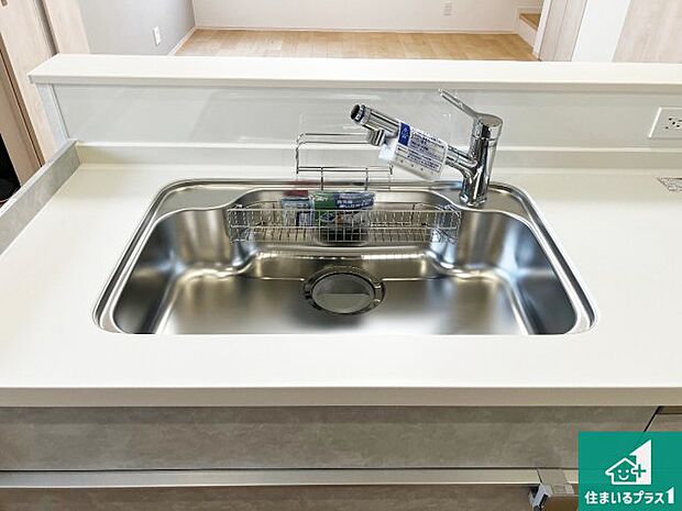 【キッチンシンク】蛇口の先端に浄水器を内蔵しています!原水と浄水、お湯と冷水、シャワーの切替えがワンタッチなので用途によって使い分けられます。