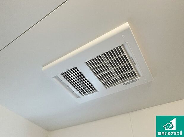 【浴室暖房乾燥機】四季を通して快適なバスライフをお手伝いする浴室暖房乾燥機!浴室の乾燥・暖房・涼風・換気はもちろん、24時間換気にも対応!