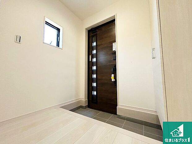 【玄関】シューズボックスにはたくさんの靴が収納できるので玄関周りはいつもスッキリ!ご家族が増えても安心!