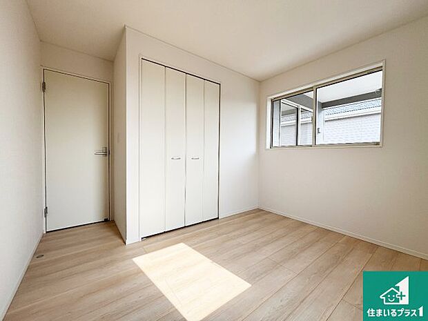 【洋室】シンプルな洋室は、自分好みのインテリアが楽しめます♪ご家族とインテリアや家具を選びに行くのは新築購入時の醍醐味の一つです。ぜひお楽しみください♪