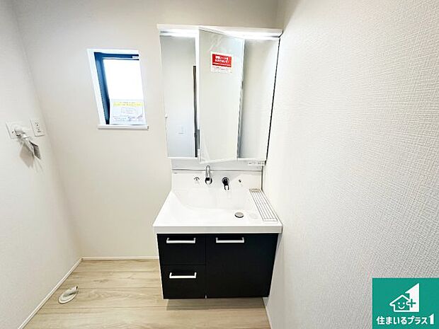 【独立洗面台】清潔感のある洗面台です。フラットな鏡は掃除がしやすく毎日清潔!鏡裏には収納があるのでスッキリとした洗面台が保てます。