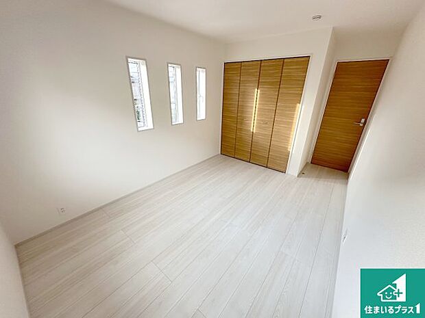 【洋室】シンプルな洋室は、自分好みのインテリアが楽しめます♪ご家族とインテリアや家具を選びに行くのは新築購入時の醍醐味の一つです。ぜひお楽しみください♪