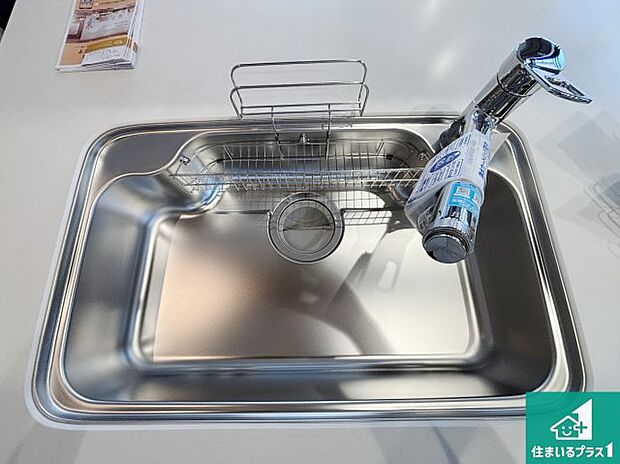 【キッチンシンク】蛇口の先端に浄水器を内蔵しています!原水と浄水、お湯と冷水、シャワーの切替えがワンタッチなので用途によって使い分けられます。