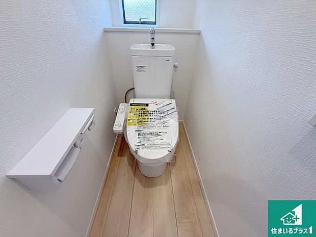 【独立洗面台】清潔感のある洗面台です。フラットな鏡は掃除がしやすく毎日清潔!ホースは引き出して使えるので洗顔やお掃除の際に便利です!