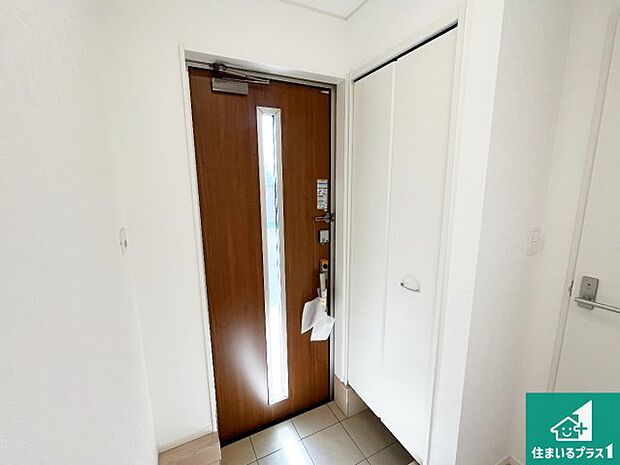 【玄関】シューズボックスにはたくさんの靴が収納できるので玄関周りはいつもスッキリ!ご家族が増えても安心!
