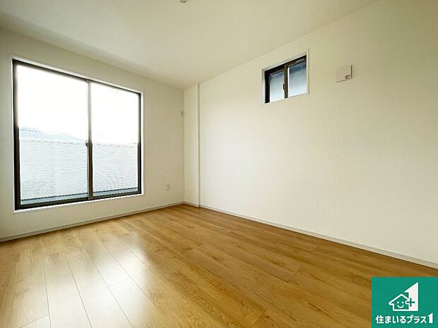 【洋室】シンプルな洋室は、自分好みのインテリアが楽しめます♪ご家族とインテリアや家具を選びに行くのは新築購入時の醍醐味の一つです。ぜひお楽しみください♪