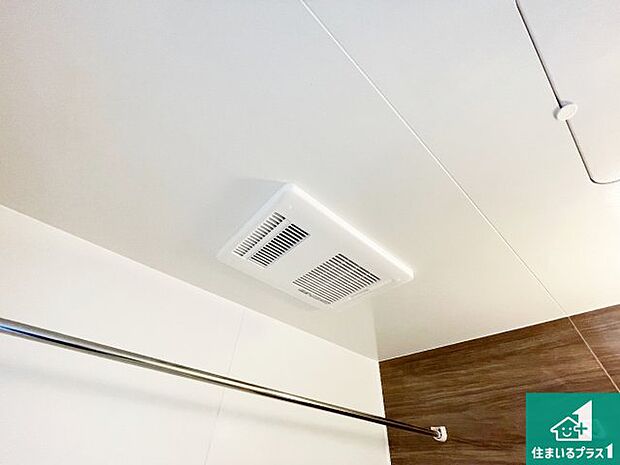 【浴室暖房乾燥機】四季を通して快適なバスライフをお手伝いする浴室暖房乾燥機!浴室の乾燥・暖房・涼風・換気はもちろん、24時間換気にも対応!