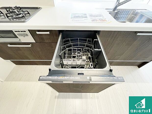 【食器洗浄乾燥機】食事後の一仕事、食器洗いをボタン一つでお任せできちゃいます!場所を取らないビルトイン式なので、お料理スペースもしっかり確保!