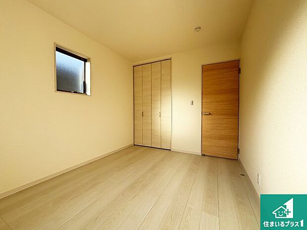 【風呂】足をゆったり伸ばして寛げる浴槽です。窓が設けられていますので差し込む光が明るく穏やかな雰囲気にしてくれます♪浴室乾燥機も設置しているので、雨の日の洗濯物も安心です♪