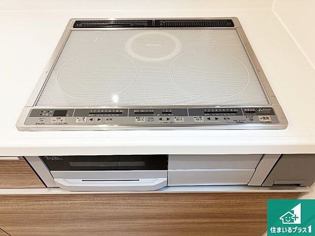 【コンロ】火を使わないので、安心なIHコンロ!でこぼこが無い構造なので、掃除もしやすく清潔に保てます!