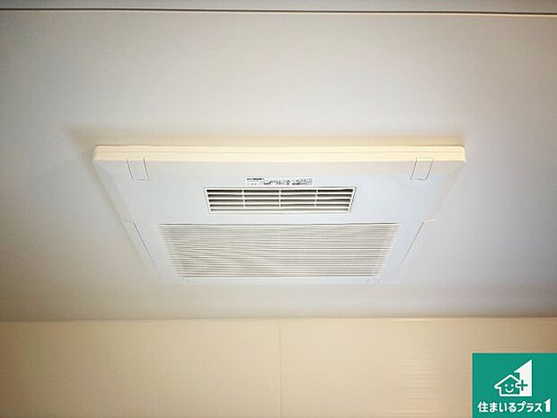 【浴室暖房乾燥機】四季を通して快適なバスライフをお手伝いする浴室暖房乾燥機！浴室の乾燥・暖房・涼風・換気はもちろん、２４時間換気にも対応！ 