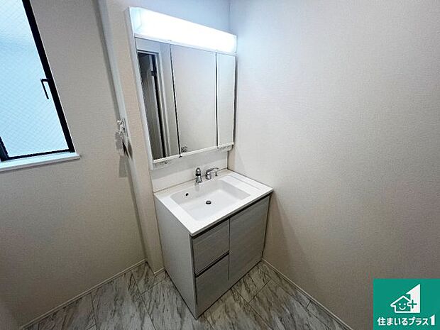 【独立洗面台】清潔感のある洗面台です。フラットな鏡は掃除がしやすく毎日清潔!鏡裏には収納があるのでスッキリとした洗面台が保てます。