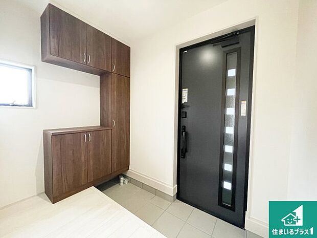 【玄関】シューズボックスにはたくさんの靴が収納できるので玄関周りはいつもスッキリ!ご家族が増えても安心!