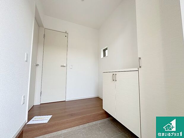 【玄関】シューズボックスにはたくさんの靴が収納できるので玄関周りはいつもスッキリ!ご家族が増えても安心!