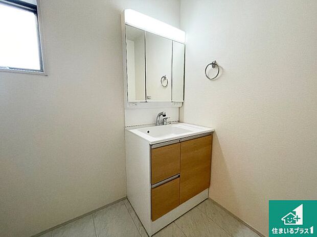 【独立洗面台】清潔感のある洗面台です。フラットな鏡は掃除がしやすく毎日清潔!鏡裏には収納があるのでスッキリとした洗面台が保てます。