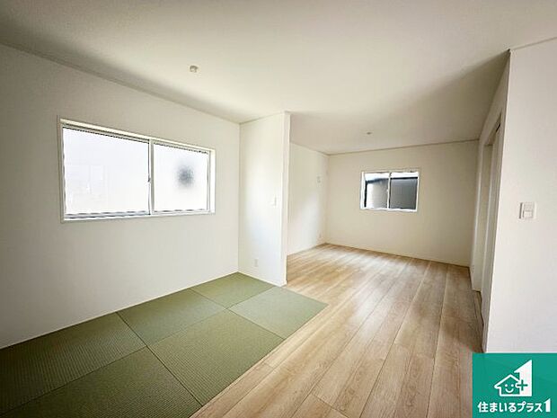 【居間・リビング】日当たり良好の明るいリビングで朝の目覚めもスッキリできそう!対面キッチンでご家族のコミュニケーションも自然と増える設計!小さなお子様が遊ぶスペースを作っても広々とくつろげるLDK!