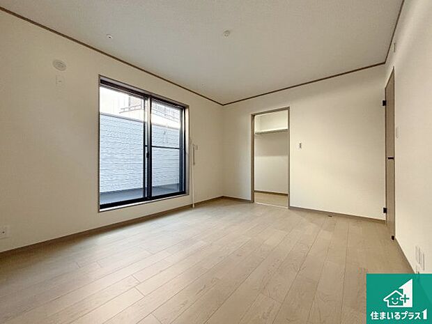 【洋室】シンプルな洋室は、自分好みのインテリアが楽しめます♪ご家族とインテリアや家具を選びに行くのは新築購入時の醍醐味の一つです。ぜひお楽しみください♪