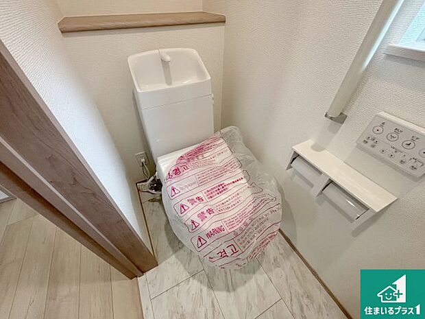 【トイレ】1・2階の2ヶ所にあるので、朝の忙しい時間の順番待ちもなく、深夜の利用にも大変便利です。