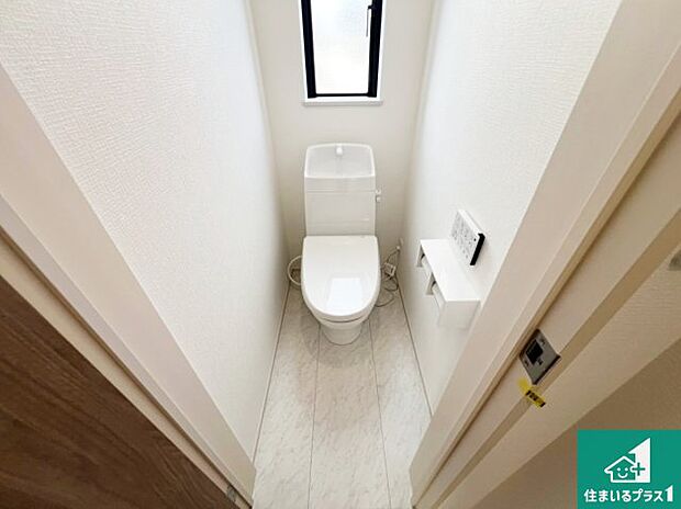 【トイレ】1・2階の2ヶ所にあるので、朝の忙しい時間の順番待ちもなく、深夜の利用にも大変便利です。