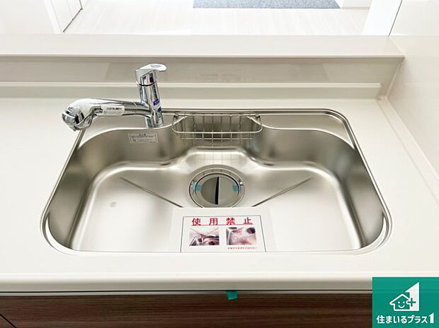 【キッチンシンク】蛇口の先端に浄水器を内蔵しています!原水と浄水、お湯と冷水、シャワーの切替えがワンタッチなので用途によって使い分けられます。