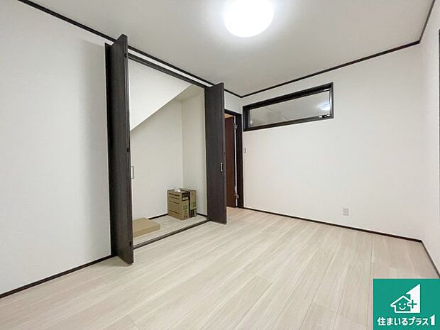 【洋室】シンプルな洋室は、自分好みのインテリアが楽しめます♪ご家族とインテリアや家具を選びに行くのは新築購入時の醍醐味の一つです。ぜひお楽しみください♪