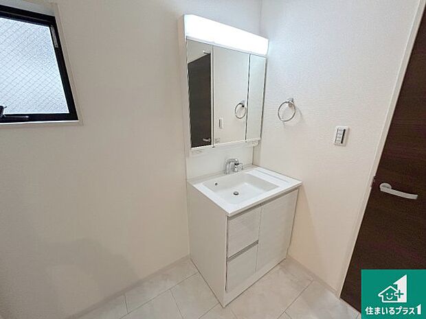 【独立洗面台】清潔感のある洗面台です。フラットな鏡は掃除がしやすく毎日清潔!鏡裏には収納があるのでスッキリとした洗面台が保てます。