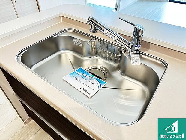 【独立洗面台】清潔感のある洗面台です。フラットな鏡は掃除がしやすく毎日清潔！ホースは引き出して使えるので洗顔やお掃除の際に便利です！