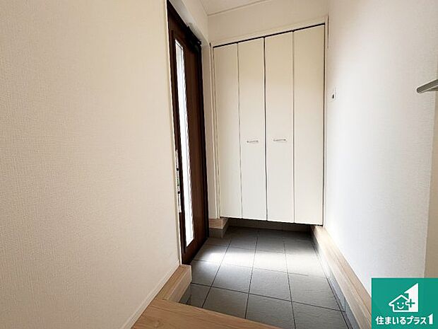 【玄関】シューズボックスにはたくさんの靴が収納できるので玄関周りはいつもスッキリ！ご家族が増えても安心！