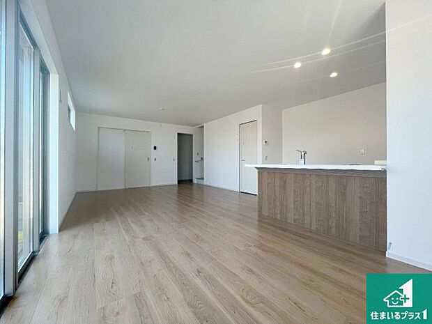 【居間・リビング】日当たり良好の明るいリビングで朝の目覚めもスッキリできそう！対面キッチンでご家族のコミュニケーションも自然と増える設計！小さなお子様が遊ぶスペースを作っても広々とくつろげるLDK！