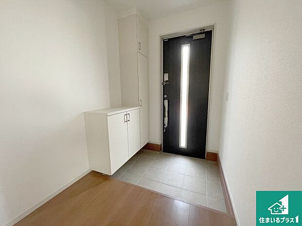 【玄関】シューズボックスにはたくさんの靴が収納できるので玄関周りはいつもスッキリ！ご家族が増えても安心！