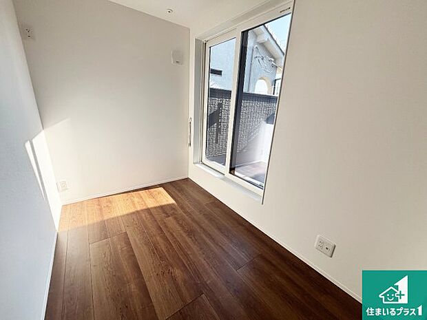 【洋室】寝室は心地よい眠りについてもらいたくて、シンプルかつ開放的な空間な設計にしています!大きな窓から差し込む日が心地いいです♪