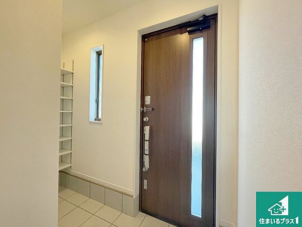 【玄関】シューズボックスにはたくさんの靴が収納できるので玄関周りはいつもスッキリ！ご家族が増えても安心！