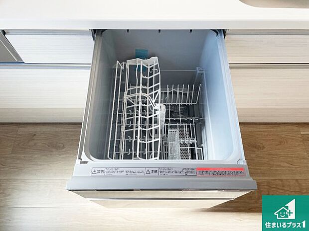 【食器洗浄乾燥機】食事後の一仕事、食器洗いをボタン一つでお任せできちゃいます！場所を取らないビルトイン式なので、お料理スペースもしっかり確保！