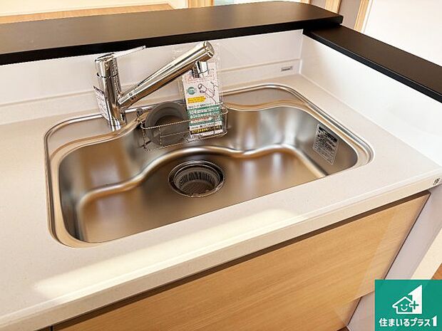 【キッチンシンク】蛇口の先端に浄水器を内蔵しています!原水と浄水、お湯と冷水、シャワーの切替えがワンタッチなので用途によって使い分けられます。