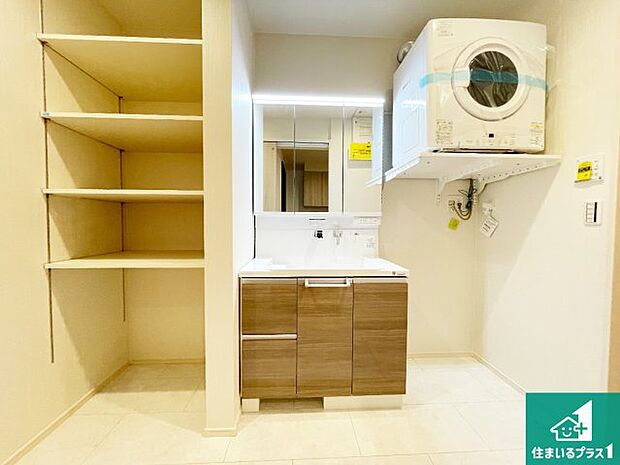 【独立洗面台】清潔感のある洗面台です。フラットな鏡は掃除がしやすく毎日清潔!鏡裏には収納があるのでスッキリとした洗面台が保てます。